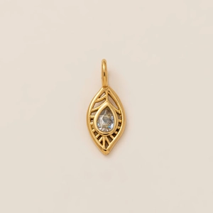 Detail eines 18K vergoldeten Marquise-Anhängers mit Tropfen-Zirkon und filigranem Rahmen