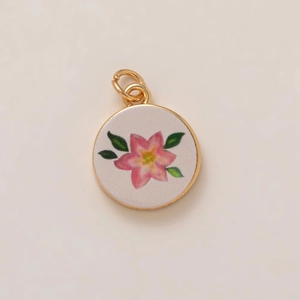 Pendente rotondo in acciaio inossidabile dorato con disegno floreale rosa smaltato