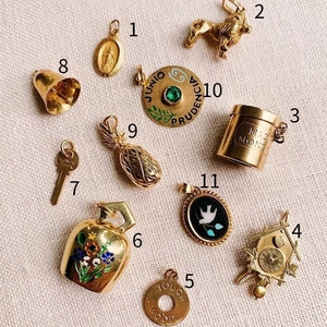 Pendentifs vintage plaqués or 18 carats avec détails en émail et gravures complexes