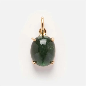 Détail d'un pendentif ovale avec pierre verte serti sur une monture minimaliste en plaqué or à griffes