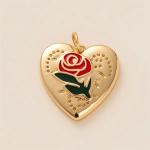 Dettaglio ciondolo a cuore con rosa in smalto rosso e bordi dorati su sfondo beige