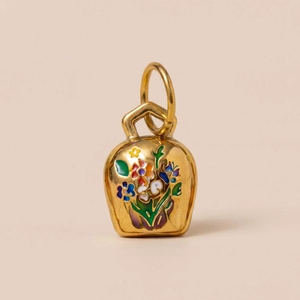 Detail eines goldenen Glockenanhängers mit bunten Emaille-Blumenmustern für Schmuck