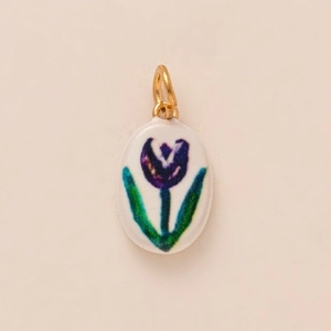 Dettaglio del ciondolo ovale in ceramica con tulipano viola e gancio dorato
