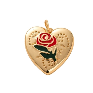 Ciondolo a cuore dorato con smalto a rosa rossa e bordo perlato su sfondo bianco
