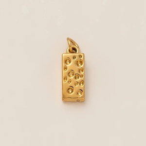 Dettaglio macro del ciondolo rettangolare in oro 18K con texture a motivo di formaggio