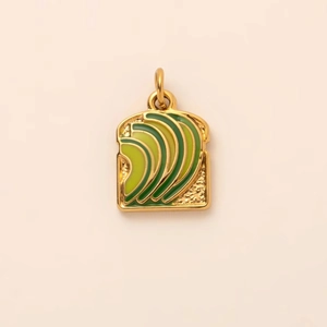 Ciondolo a forma di toast all'avocado con placcatura in oro e smalto verde