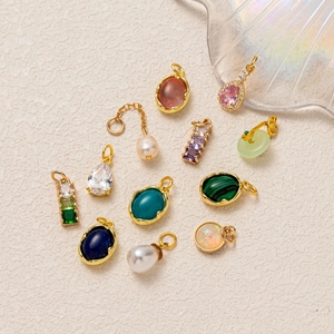 Collection de pendentifs en acier inoxydable doré avec pierres précieuses et perles de culture