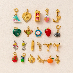Gros plan de breloques éléphant et animaux plaqué or 18K pour bijoux artisanaux