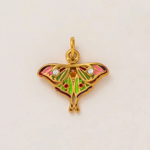 Vue détaillée d'un pendentif éléphant doré 18K avec émail coloré et cristaux incrustés