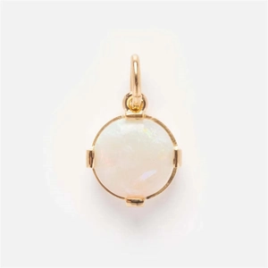 Gros plan du pendentif opale blanche avec sertissage à quatre griffes en or sur blanc