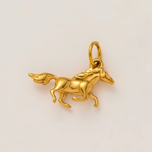Détail d'un pendentif cheval plaqué or 18 carats aux lignes fluides et bélière