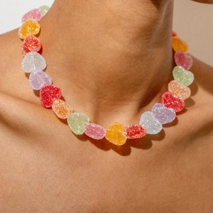 Collar estilo Y2K con cuentas de corazón de resina colorida y acabado mate azucarado