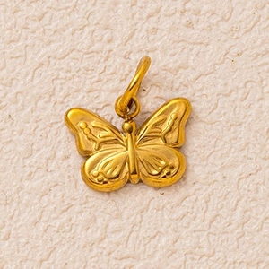 Gedetailleerd zicht op gouden vlinderhanger met getextureerde vleugels voor sieraden