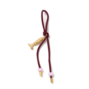 Porte-clés tressé bordeaux avec pendentif poisson doré et perles roses douces