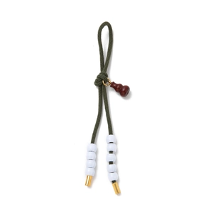 Détail de cordon tressé vert armée avec pendentif calebasse en bois et perles
