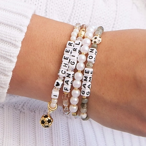 Voetbalarmbanden set met witte kralen en gouden voetbalhangers voor sportfans