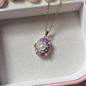 Collier médaillon vintage en émail violet avec perle centrale et détails dorés 18K
