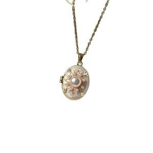 Collier médaillon rétro plaqué or 18K avec émail rose et décoration de perle centrale