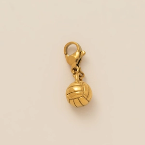 Detailopname van een gouden volleybalhanger met realistische texturen en een metalen karabijnslot