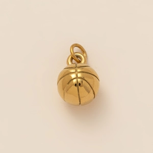 Detailopname van een gouden basketbal hanger met textuur voor het maken van DIY-sieraden