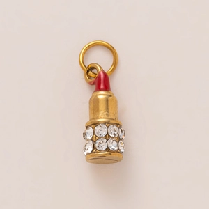 Vue détaillée du pendentif rouge à lèvres doré avec émail rouge et cristaux brillants
