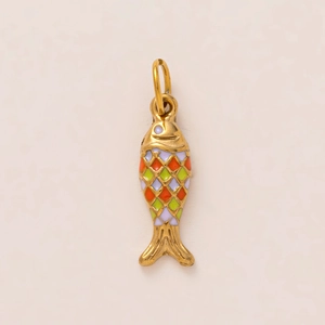 Gros plan détaillé d'un pendentif poisson en émail coloré plaqué or 18K pour bijoux DIY