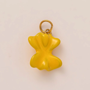 Vue macro détaillée d'un pendentif ours jaune plaqué or 18 carats avec une finition polie