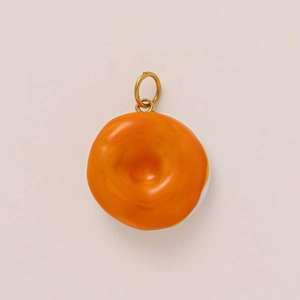 Détail du pendentif donut en émail orange avec anneau en métal plaqué or 18 carats