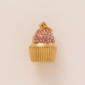 Detail eines 18K vergoldeten Cupcake-Anhängers mit rosa Strasssteinen und Texturbasis