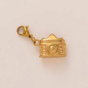 Detail eines vintage 18K vergoldeten Kamera-Anhängers mit Texturen und Karabinerverschluss
