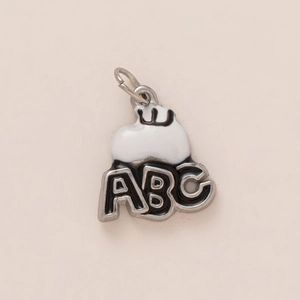 Makro-Detail des ABC-Buchstabenanhängers mit Emaille und 18K Goldbeschichtung aus Edelstahl