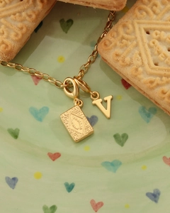 Dettaglio della collana placcata oro 18K con ciondolo a biscotto e lettera V lucida