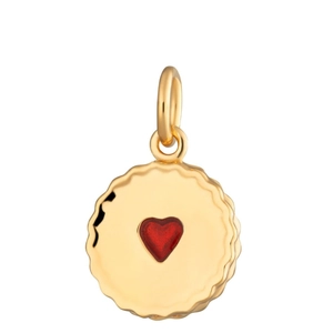 Détail du pendentif plaqué or 18K avec bord festonné et centre en cœur rouge