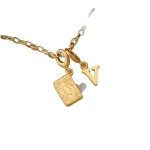 Collana in acciaio inossidabile placcato oro 18K con ciondolo a biscotto e lettera V