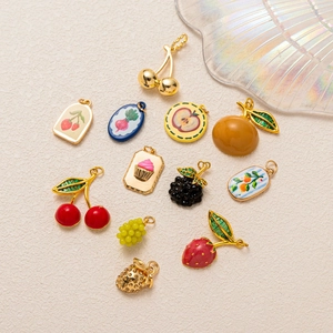 Pendentifs fruits dorés chic avec émail coloré et cristaux verts pour bijoux DIY