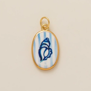 Detalle del colgante ovalado dorado con motivo de concha azul y diseño de rayas