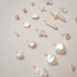 Ciondoli assortiti fai-da-te placcati in oro 18K con perle barocche e cristalli