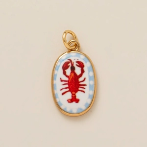 Colgante ovalado dorado de estilo pastoral con langosta roja pintada y borde azul