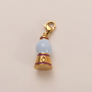 Dettaglio del ciondolo a tazza di ciliegia placcato oro 18K con sfera blu e smalto