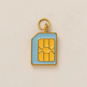 Dettaglio del ciondolo carta SIM placcato oro 18K con smalto azzurro e motivo a chip