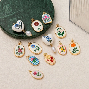 Colgantes con motivos florales y bordes dorados con perlas para crear joyas propias
