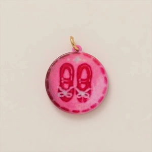 Pendaglio minimalista placcato oro 18 carati con ballerine su smalto rosa glitter