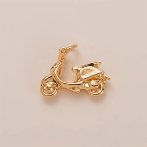 Dettaglio del ciondolo a forma di scooter placcato in oro 18K con finitura lucida