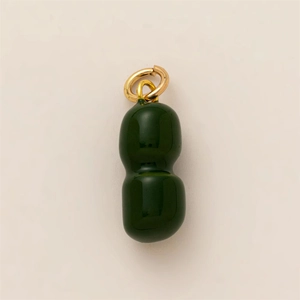 Dettaglio del ciondolo a zucca in smalto verde scuro con anello in oro 18 carati