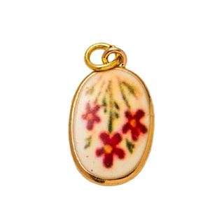 Colgante ovalado vintage chapado en oro con motivo floral en esmalte blanco