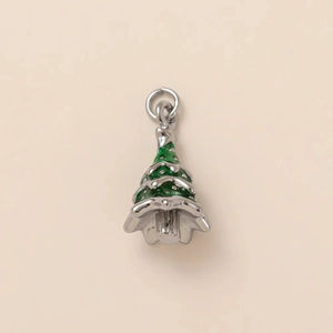Dettaglio di un ciondolo ad albero di Natale in smalto verde per gioielli fai da te