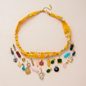 Collar de tela floral amarilla con dijes colorados y aleación dorada de estilo bohemio