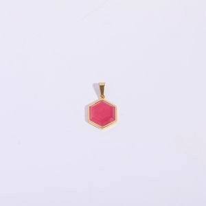 Detalle del colgante hexagonal rosa con borde metálico dorado y anillo superior