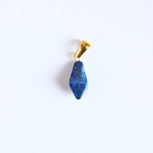 Detailaufnahme von tiefblauem Lapislazuli Prisma-Anhänger mit goldener Öse und Pyrit-Punkten
