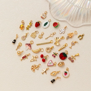 Gros plan détaillé de breloques en émail coloré pour la création de bijoux DIY